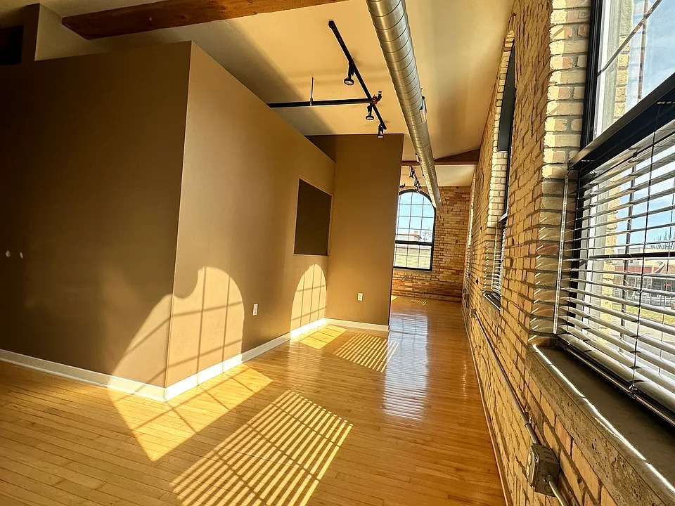 146 S River Ave #102