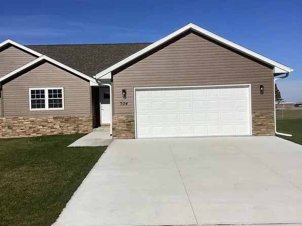704 E 19th St, Cozad, NE 69130