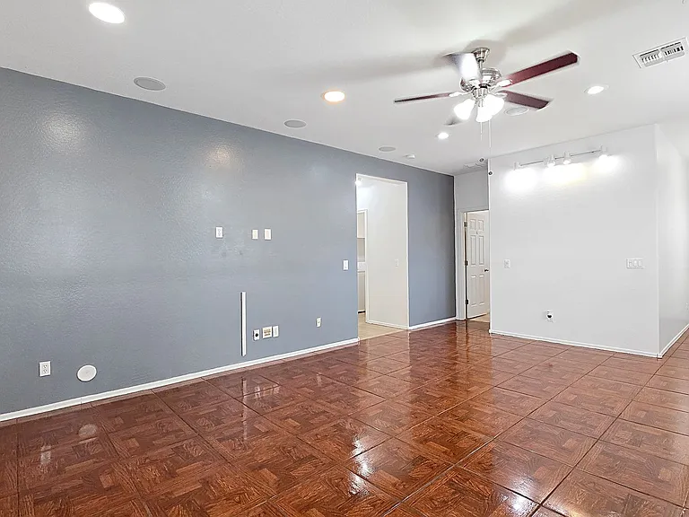 8012 S 70th Dr — Photo 4