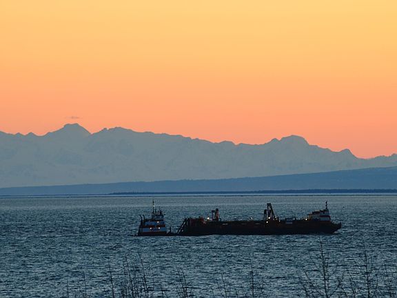 Beautiful Inlet sunsets! Can see the Alaska Range, Sleeping Lady, and Denali from living room & master bedroom.