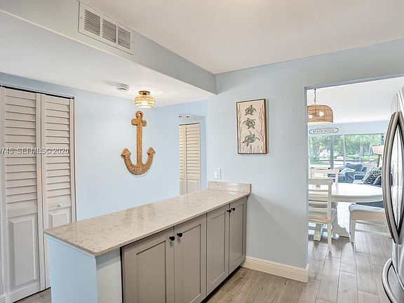 5th image of 769 Jeffery St #2-205