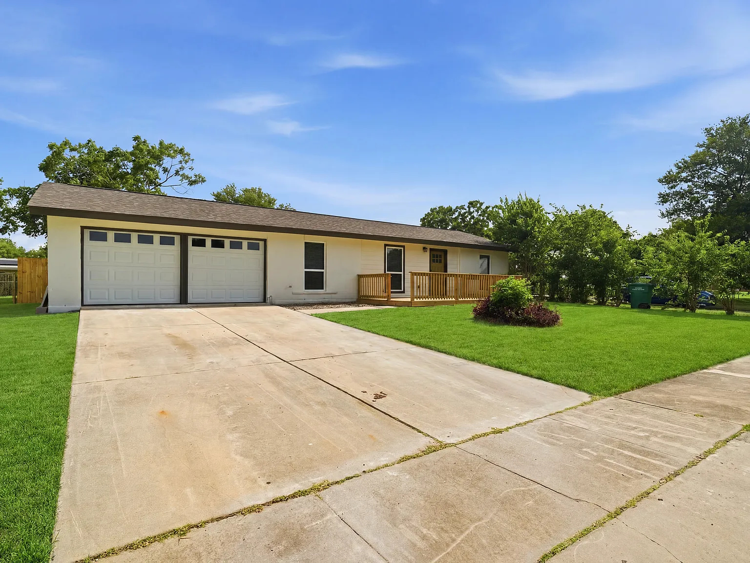 4 bed, 2.5 bath, 1936 sqft, $2,300 — Photo 2