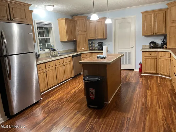 1300 Farrigut Lake Rd, Gautier, MS 39553