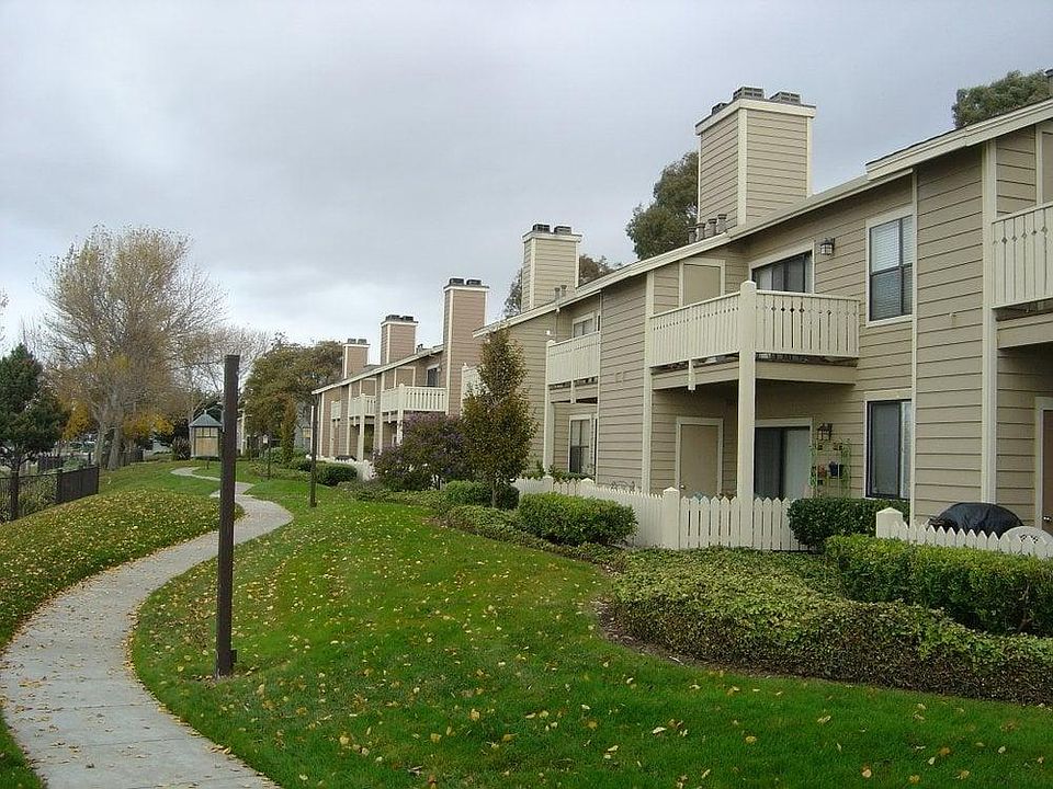 1st image of 210 Shoreline Ct