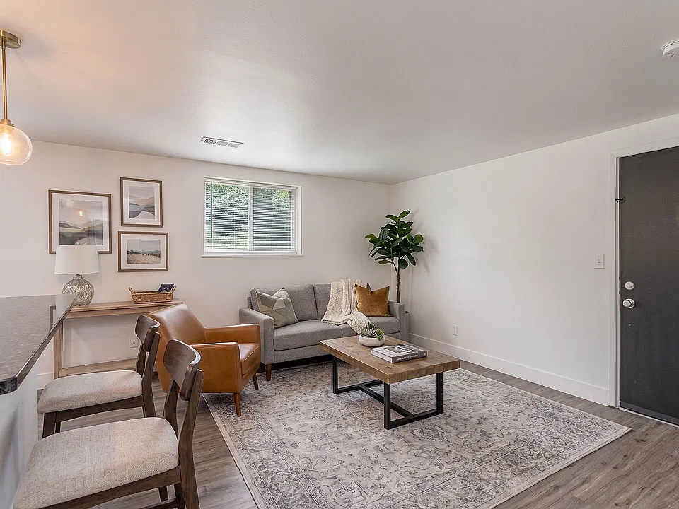 8 Bordeaux Dr #1