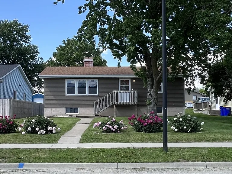 120 Railroad St — Photo 1