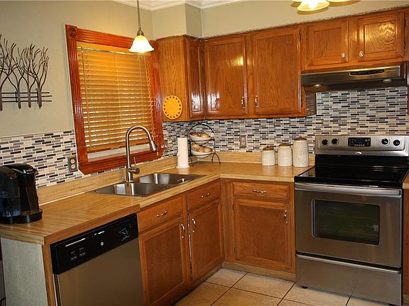 3rd image of 2710 Geneva Dr
