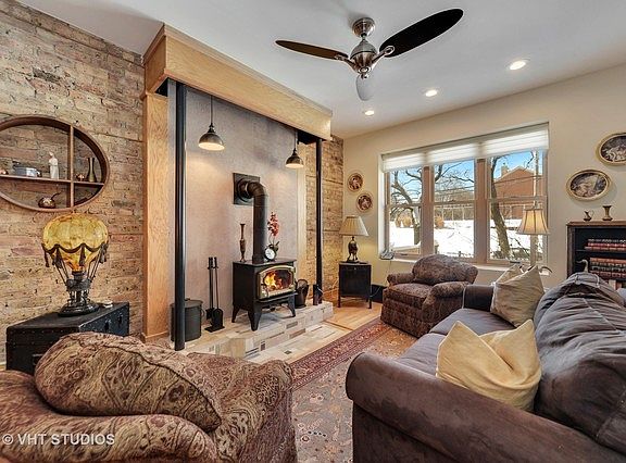 3rd image of 5009 N Ravenswood Ave