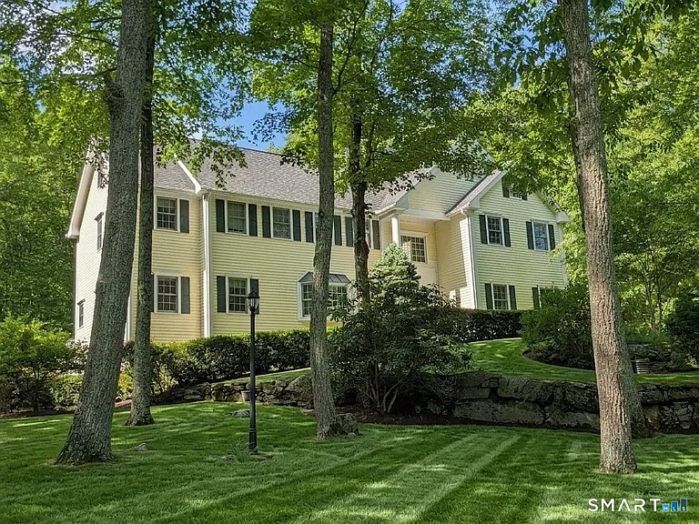 12 Carriage Hill Rd — Photo 1