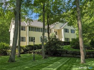 12 Carriage Hill Rd, Woodbridge, CT 06525
