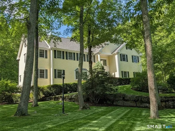 12 Carriage Hill Rd, Woodbridge, CT 06525