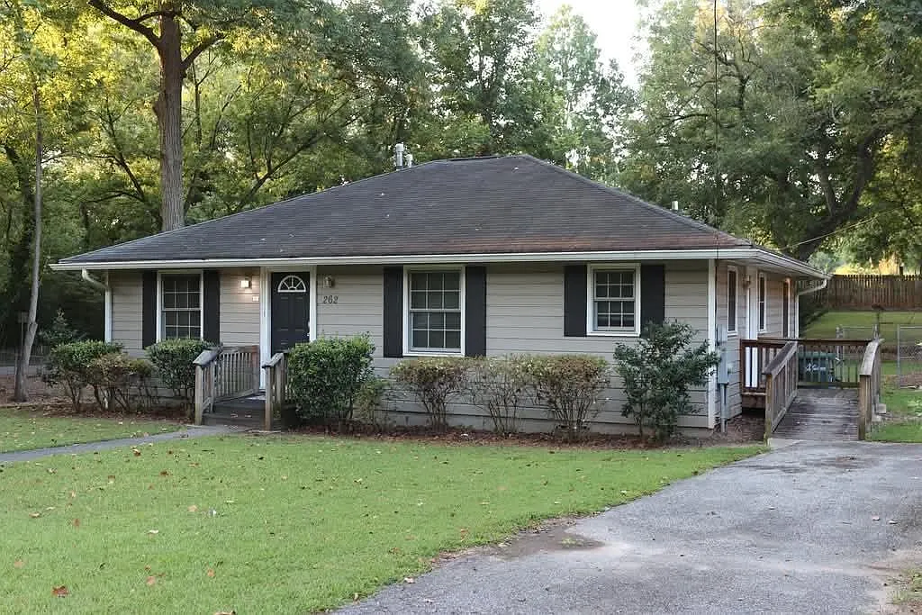 3 bed, 2.0 bath, 1216 sqft, $2,200 — Photo 3
