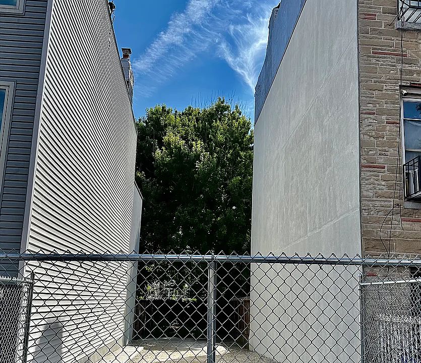 1st image of 119 Ryerson St