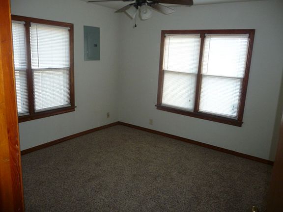 4th image of 2415 SW Lee Blvd