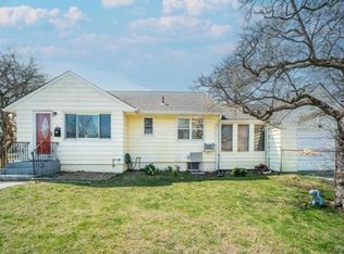 2 Ferndale Dr, Hicksville, NY 11801