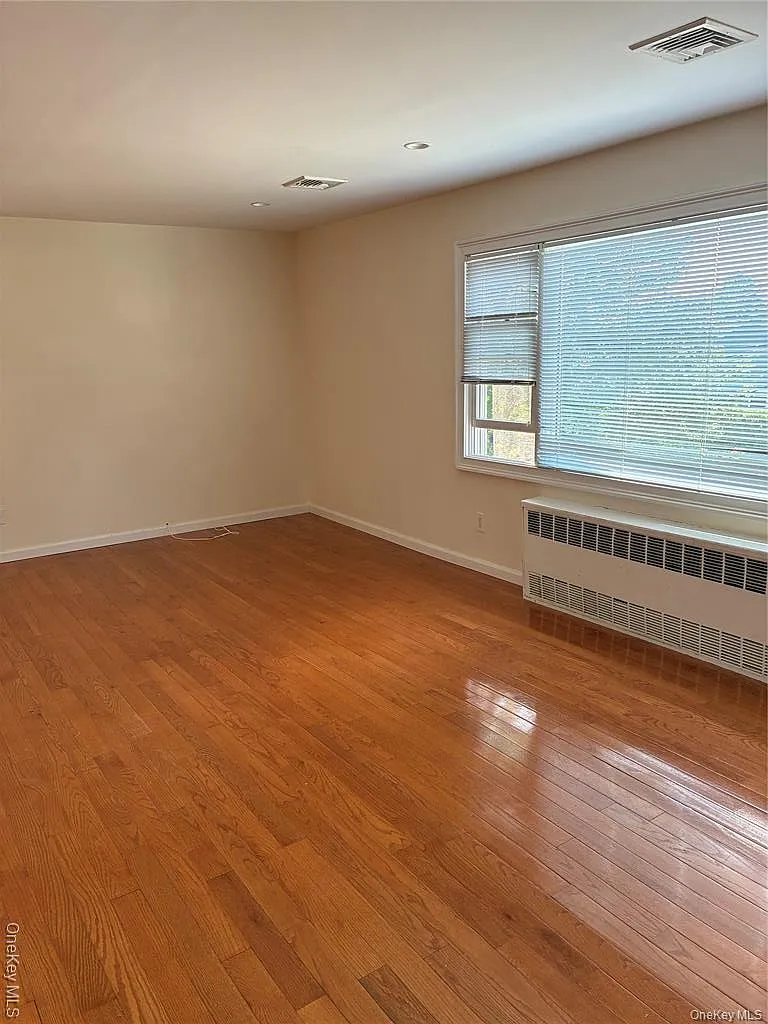 3 bed, 1.0 bath, 1100 sqft, $3,500 — Photo 4