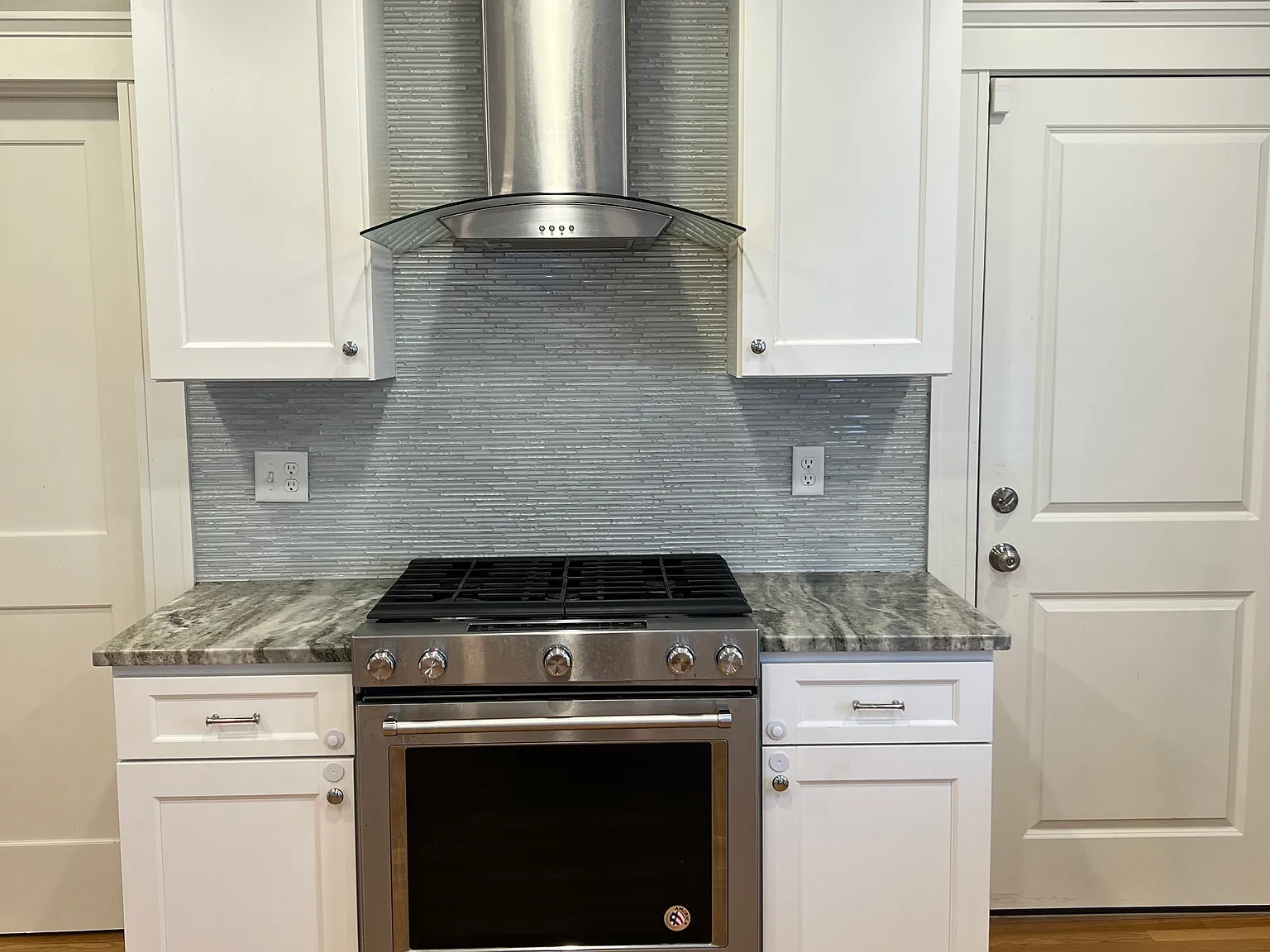 5 bed, 2300 sqft, $4,600 — Photo 2