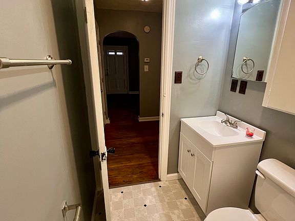 5th image of 210 Columbia Ave
