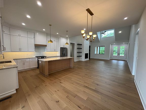 3rd image of 554 Saffron Ln