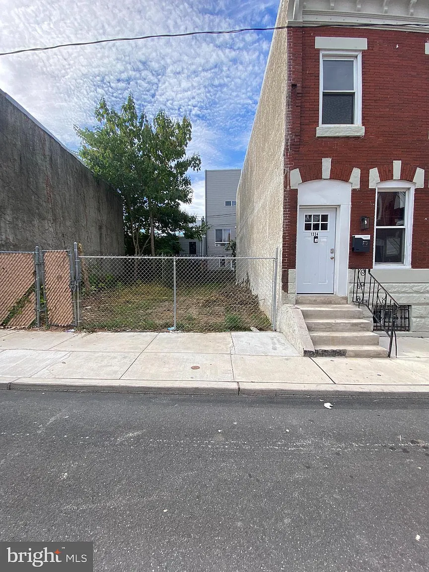 1332 N Hollywood St photo 1