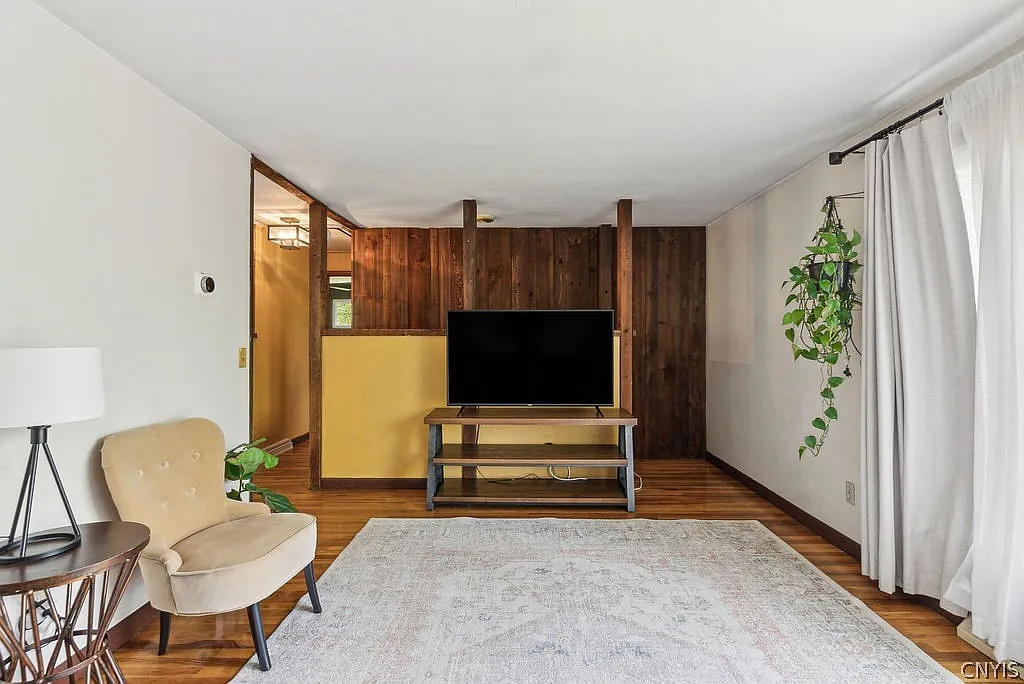2 bed, 1.0 bath, 1560 sqft, $2,250 — Photo 2