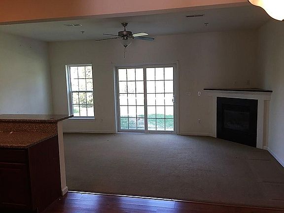 4th image of 104 Brownstone Ct
