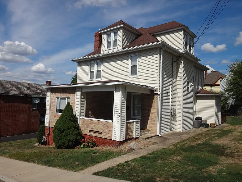 621 Front St photo 1