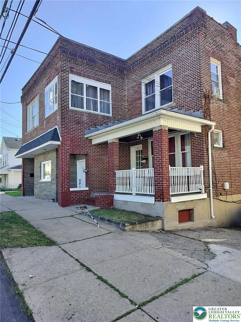 3 bed, 1.0 bath, 3500 sqft, $1,350 — Photo 1