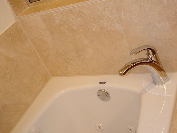 5th image of 1534 W Greenleaf Ave APT 2S