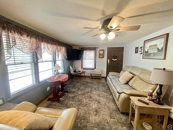 3rd image of 525 NE Freeman Ave