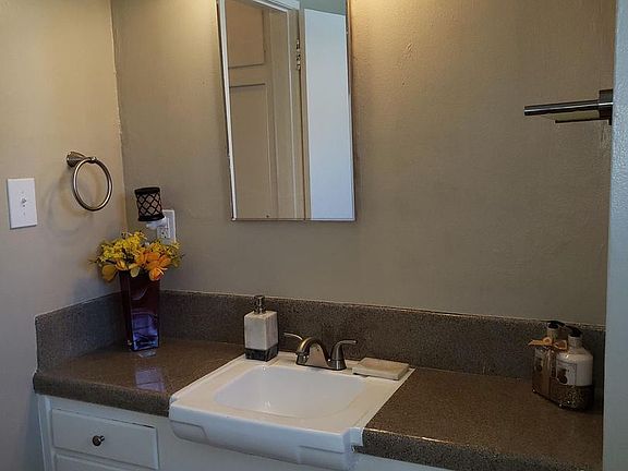 4th image of 921 S Park Cir #9720997