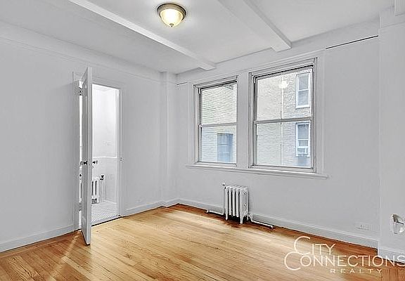 4th image of 321 E 43rd St APT 301