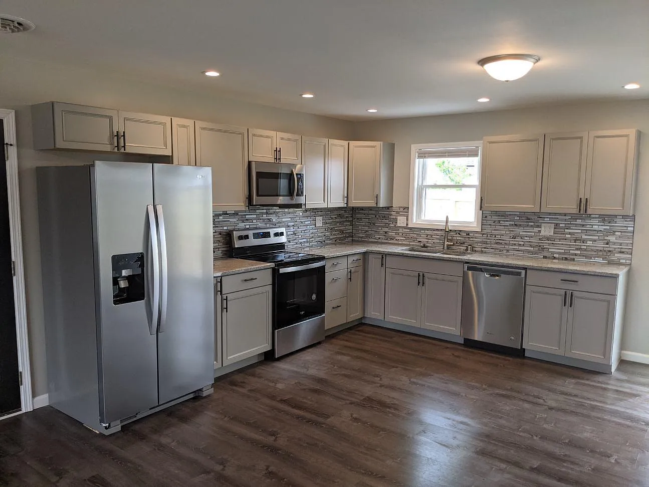 300 Crosswell Ave — Photo 3
