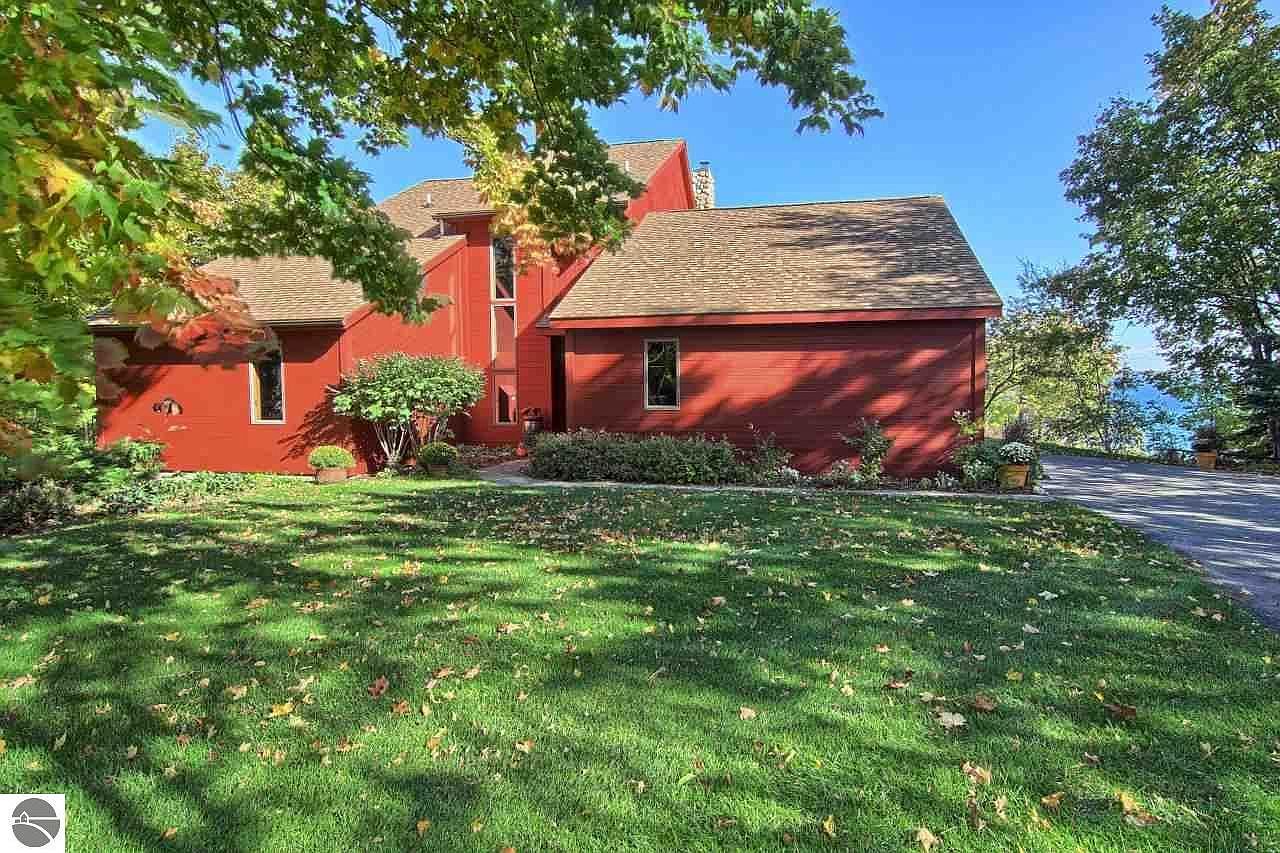 1555 S Maple Bluffs Ct, Suttons Bay, MI 49682 Zillow
