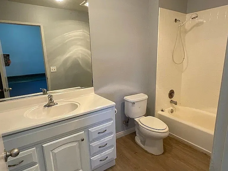 Greenbrier Apartments — Photo 9