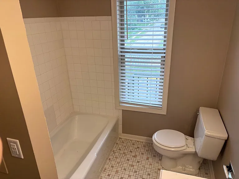 Bristol Square Apartments — Photo 31