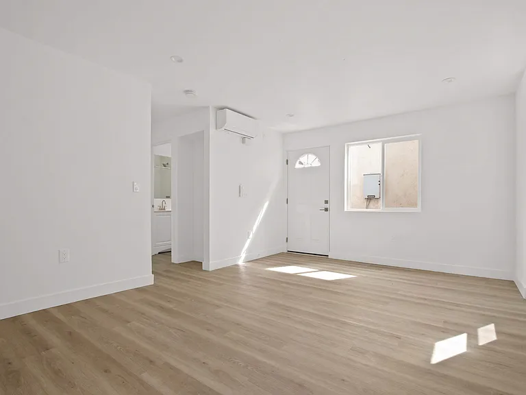 1047 Alamitos Ave — Photo 9
