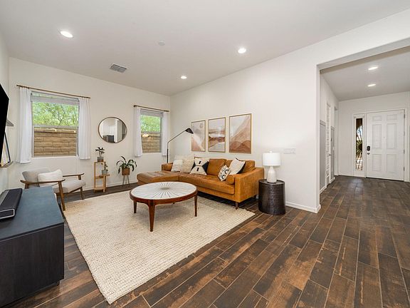 2nd image of 942 W Hesperaloe Ct
