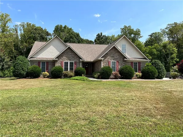 182 Oak Leaf Dr, Reidsville, NC 27320