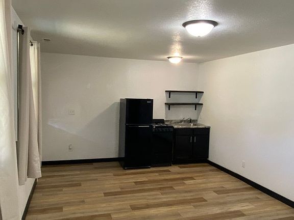 3rd image of 907 S Broadway St #40