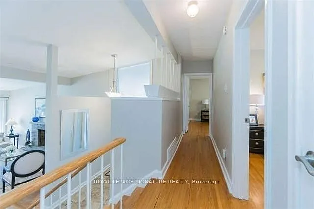 12 Lacewood Cres — Photo 7
