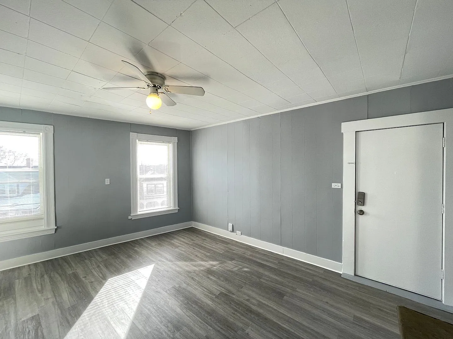 3 bed, 1.0 bath, 924 sqft, $2,075 — Photo 3