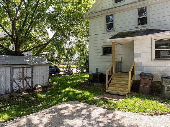 3rd image of 109 W Oak St