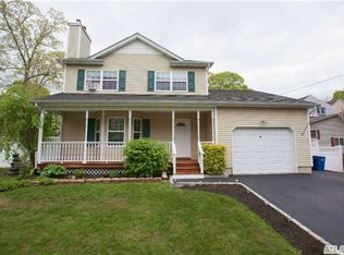 17 Clarendon Rd, Ronkonkoma, NY 11779