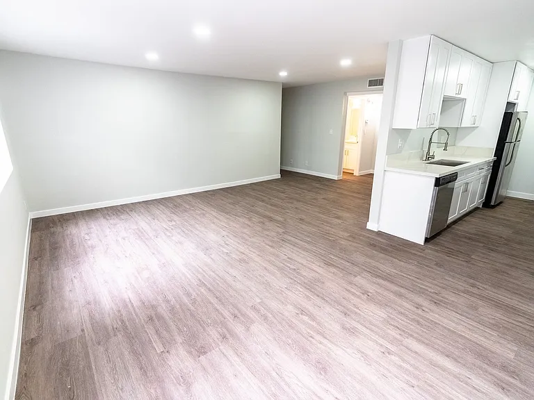 616 North Sweetzer Avenue — Photo 60