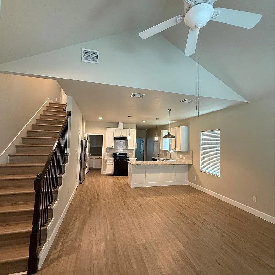 3 bed, 2.5 bath, 1487 sqft, $1,695 — Photo 3