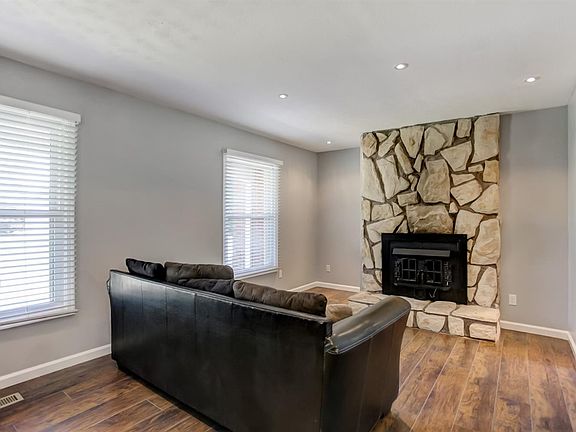 3rd image of 3987 Schroeder Dr