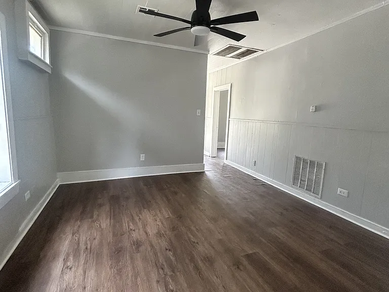 415 Moss St — Photo 4