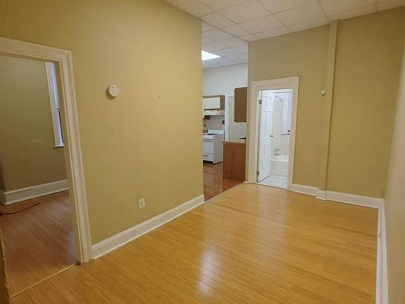 4th image of 4015 Pine St APT 1R