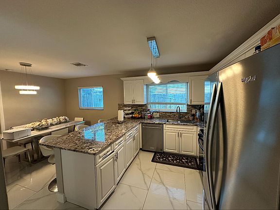 4th image of 605 Toxaway Drive